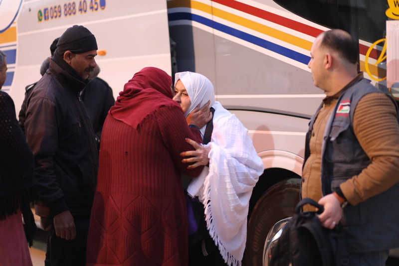 أطقم "المعابر" تُسهل مغادرة الفوج الأول من المعتمرين عبر معبر رفح 