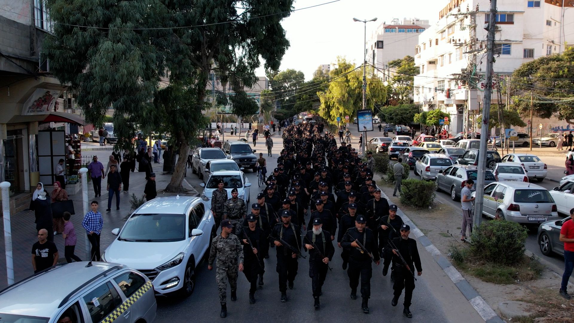 "الداخلية" تُنظم مسيراً عسكرياً تكريماً لشهداء الأجهزة الأمنية بالضفة