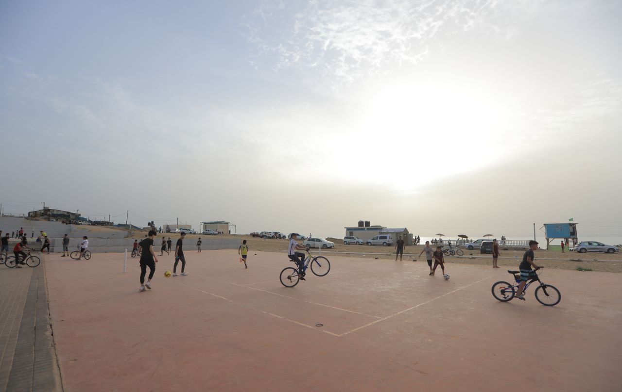 أجواء اصطياف المواطنين بغزة على شاطئ البحر وعمل أجهزة الداخلية في توفير الأجواء الملائمة