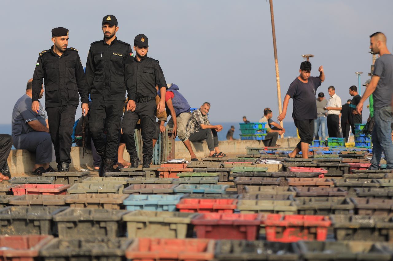 عمل الشرطة البحرية في تأمين البحر والساحل ومتابعة شؤون الصيادين 