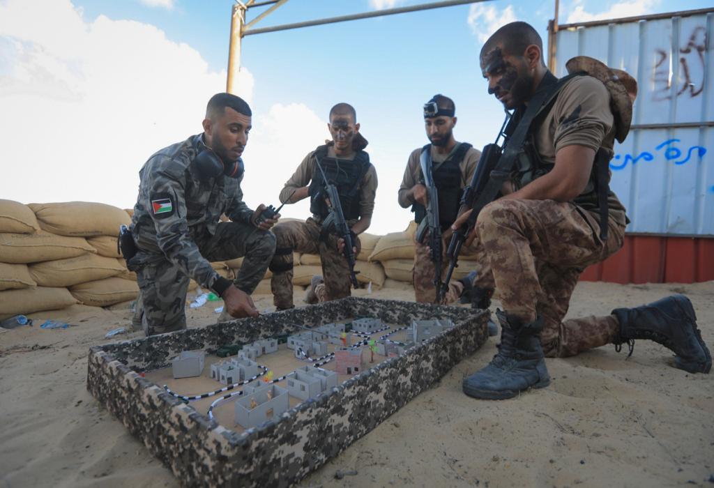 مناورة تدريبية لطلاب "دورة الصاعقة" بكلية الرباط 