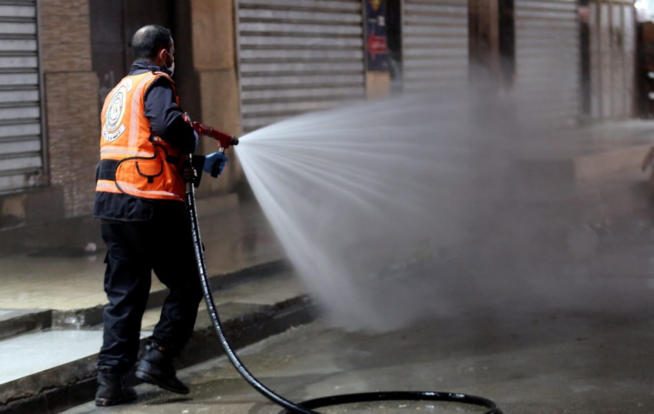 الدفاع المدني يُشارك في مبادرات للتعقيم بمحافظات القطاع لمكافحة جائحة كورونا