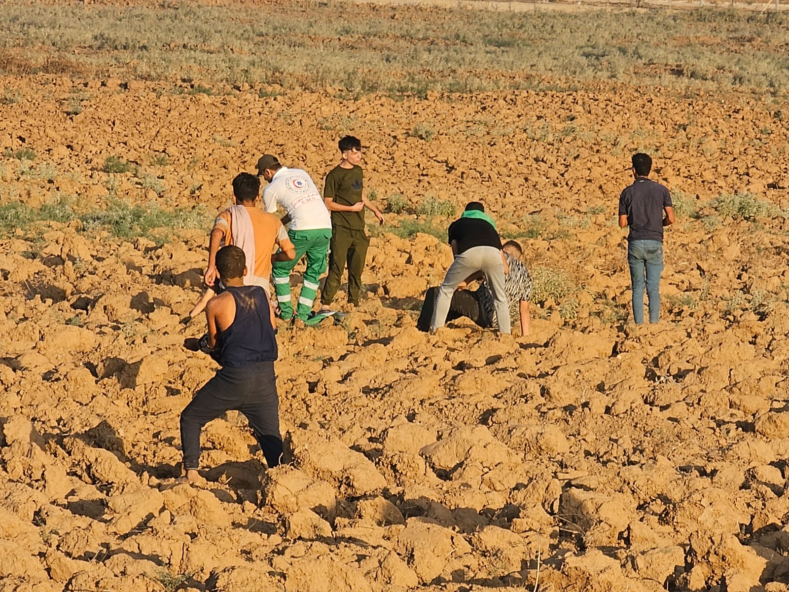 عمل أطقم الدفاع المدني والخدمات الطبية في إسعاف المتظاهرين شرق غزة