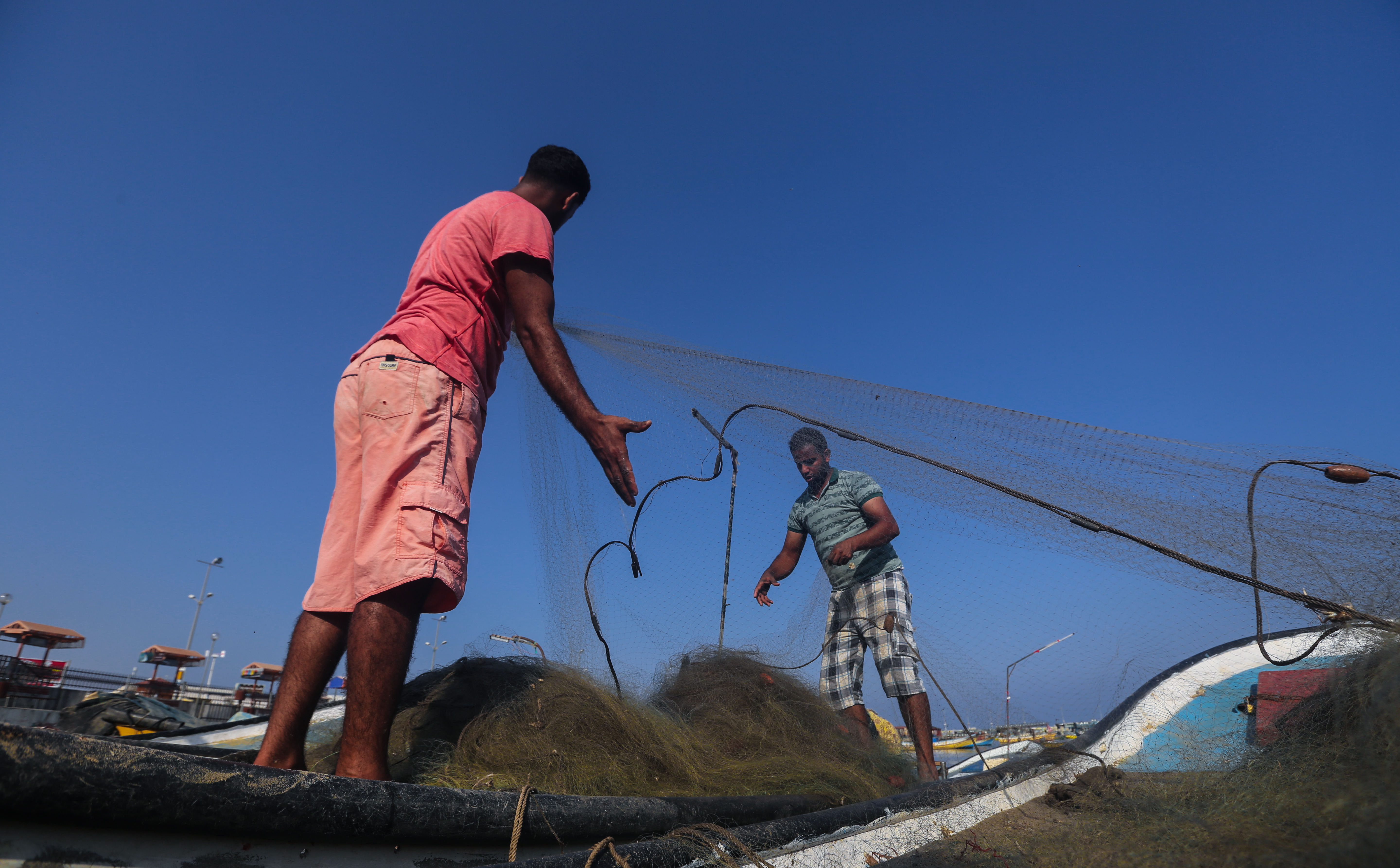 الشرطة البحرية تُنظم حركة الصيادين في ميناء غزة بنظام منظومة "الباركود" الإلكتروني