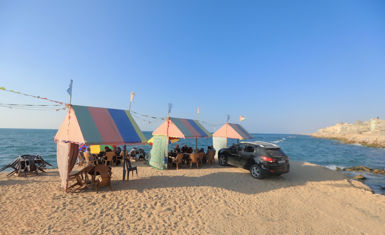 صور من استجمام المواطنين على شاطئ البحر خلال الإجازة الأسبوعية