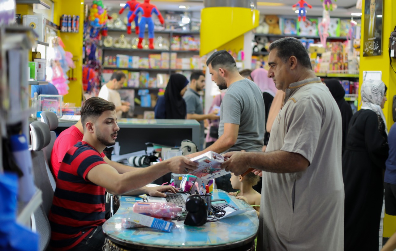 جانب من استعدادات المواطنين في غزة لبدء العام الدراسي الجديد