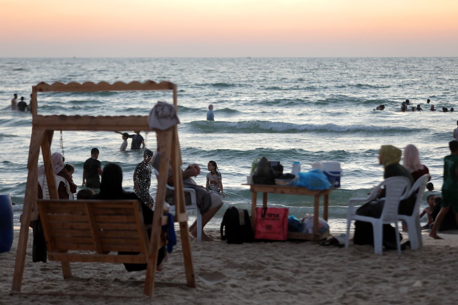 أجواء اصطياف المواطنين في غزة على شاطئ البحر والشريط الساحلي وعمل أجهزة وزارة الداخلية في تهيئة الأجواء الملائمة