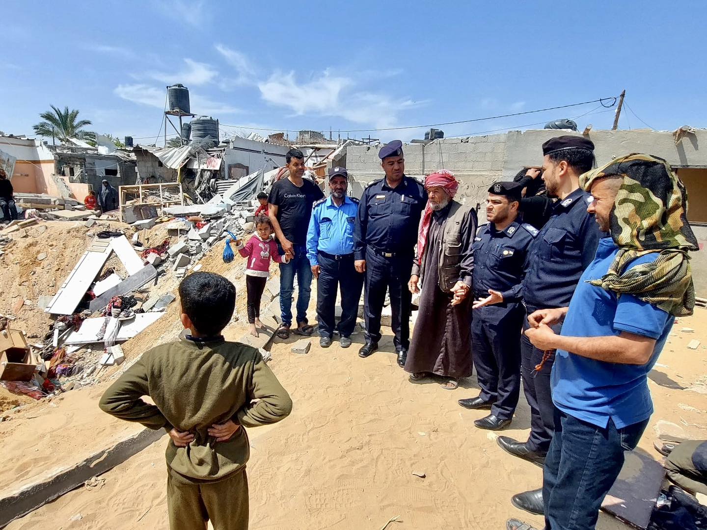 دائرة الشرطة المجتمعية تتفقد بيوت شهداء وجـرحى العـدوان الإسـرائيلي