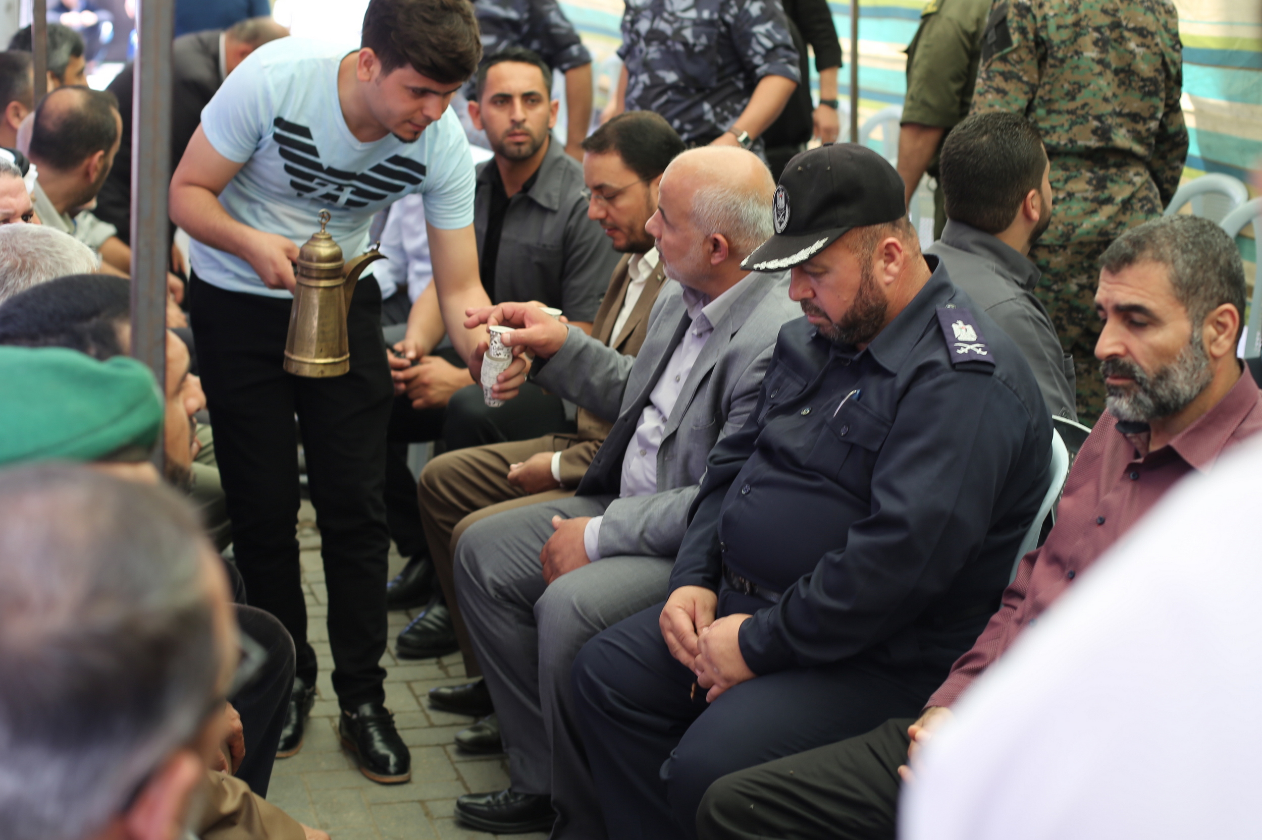 قيادة "الداخلية" تقدم واجب العزاء لذوي شهداء الوزارة في مسيرات العودة بذكرى النكبة