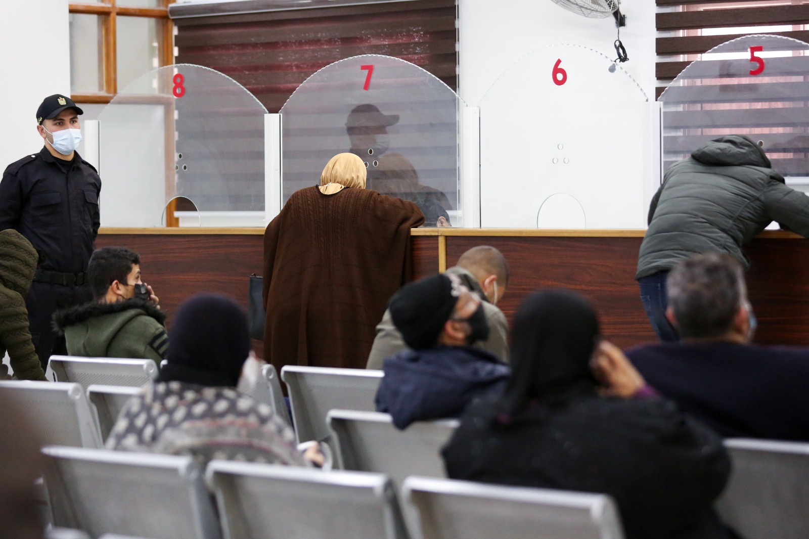 العمل اليومي لأطقم مكتب التسجيل للسفر بهيئة المعابر في تسجيل المواطنين للسفر عبر معبر رفح