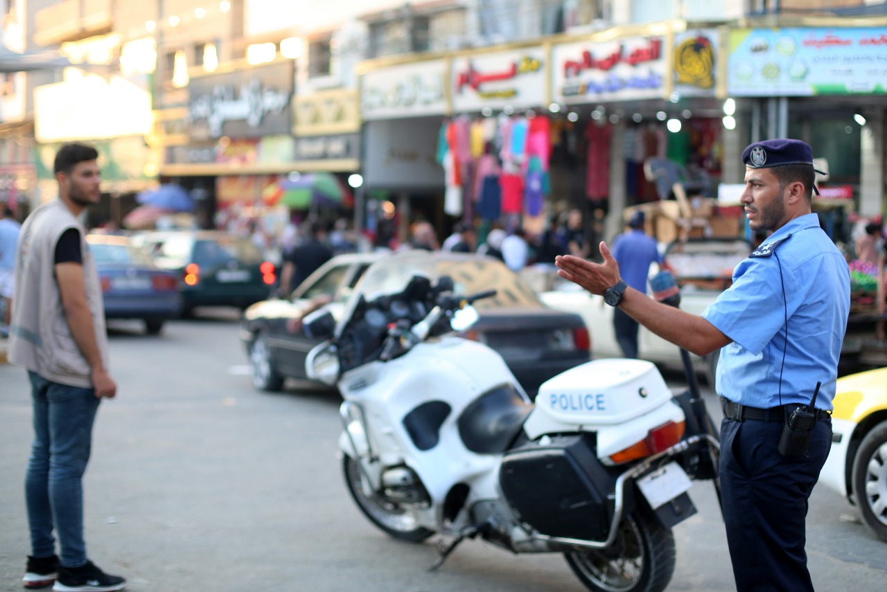 صور من انتشار الأجهزة والإدارات الشرطية لتيسير وتأمين حركة المواطنين عشية عيد الأضحى المبارك