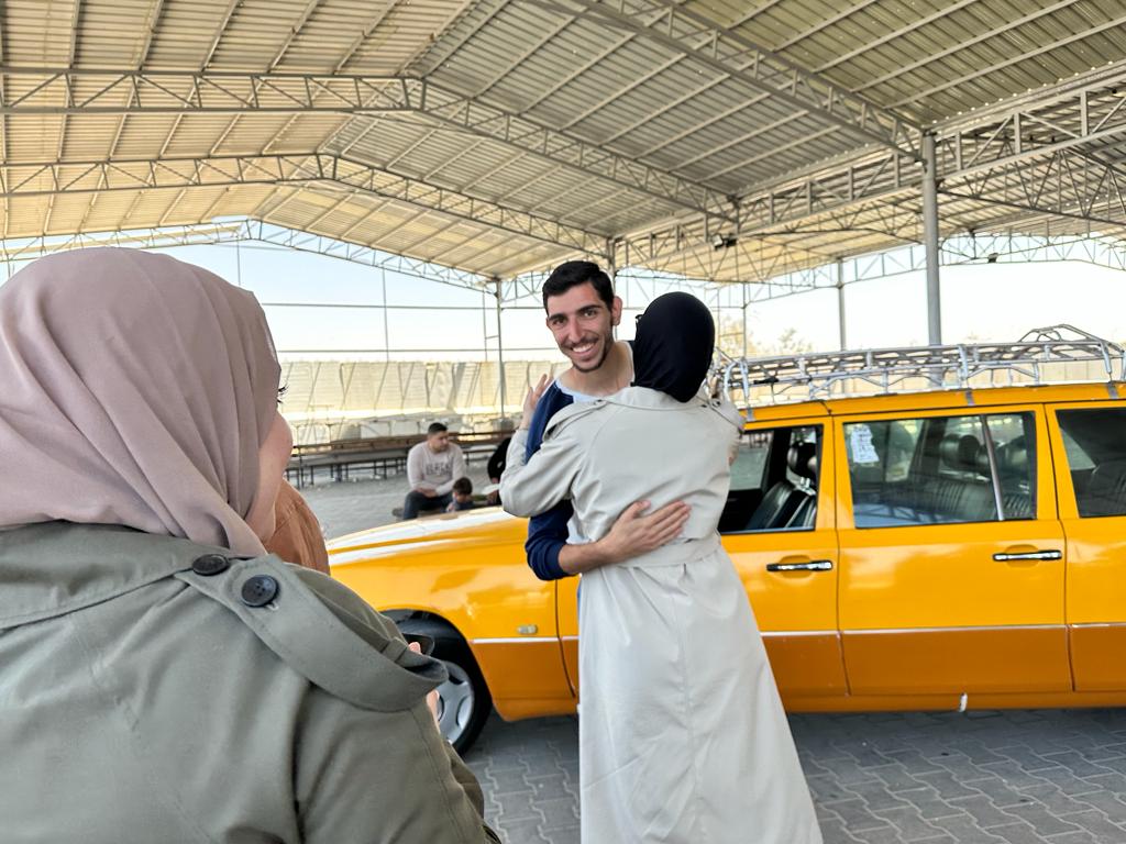 أطقم "المعابر" و" الداخلية" تسهل وصول الفوج الثاني من العائدين من السودان	