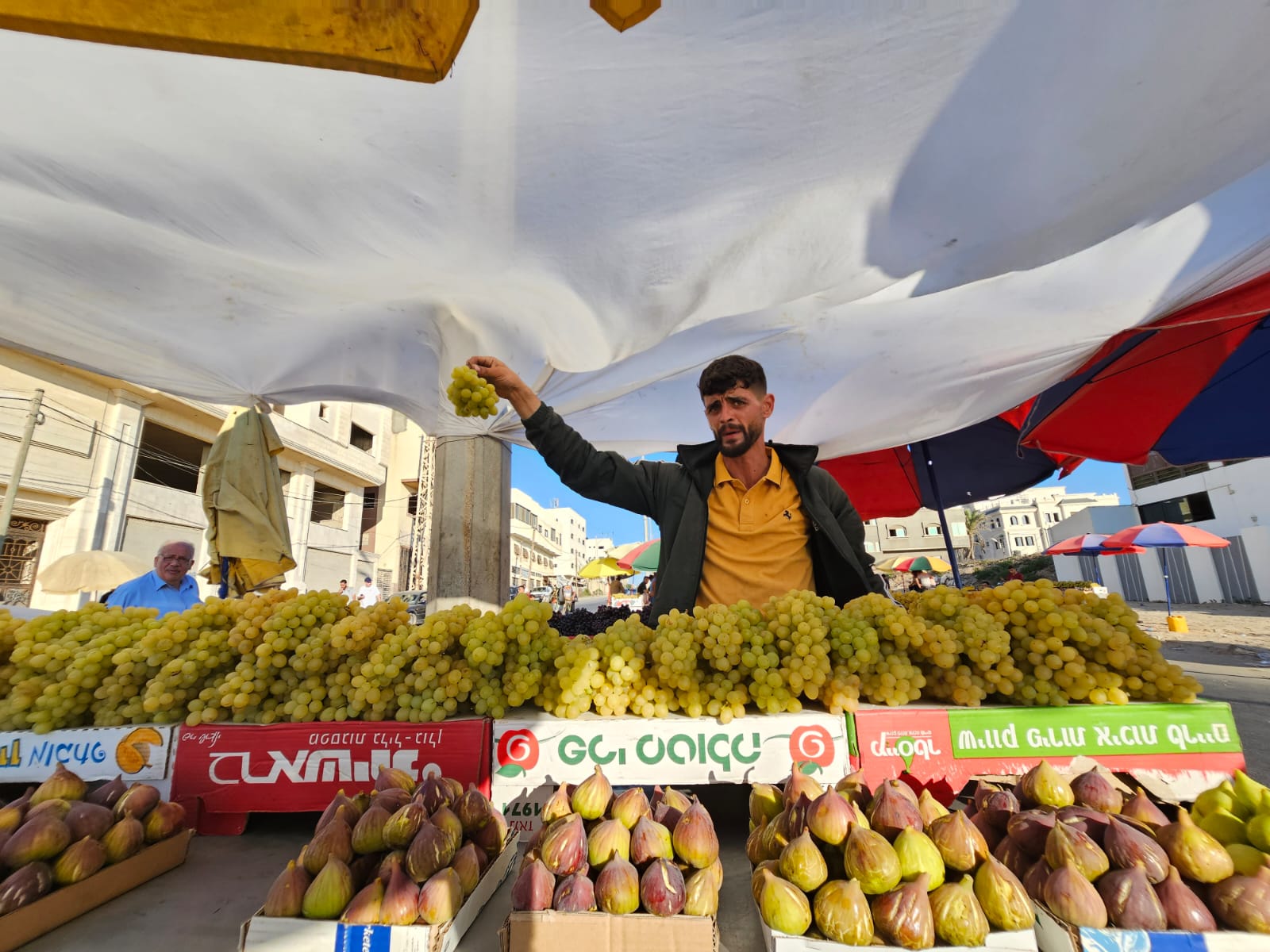 اصطياف المواطنين بغزة على شاطئ البحر وعدد من الأماكن الترفيهية خلال الإجازة الأسبوعية