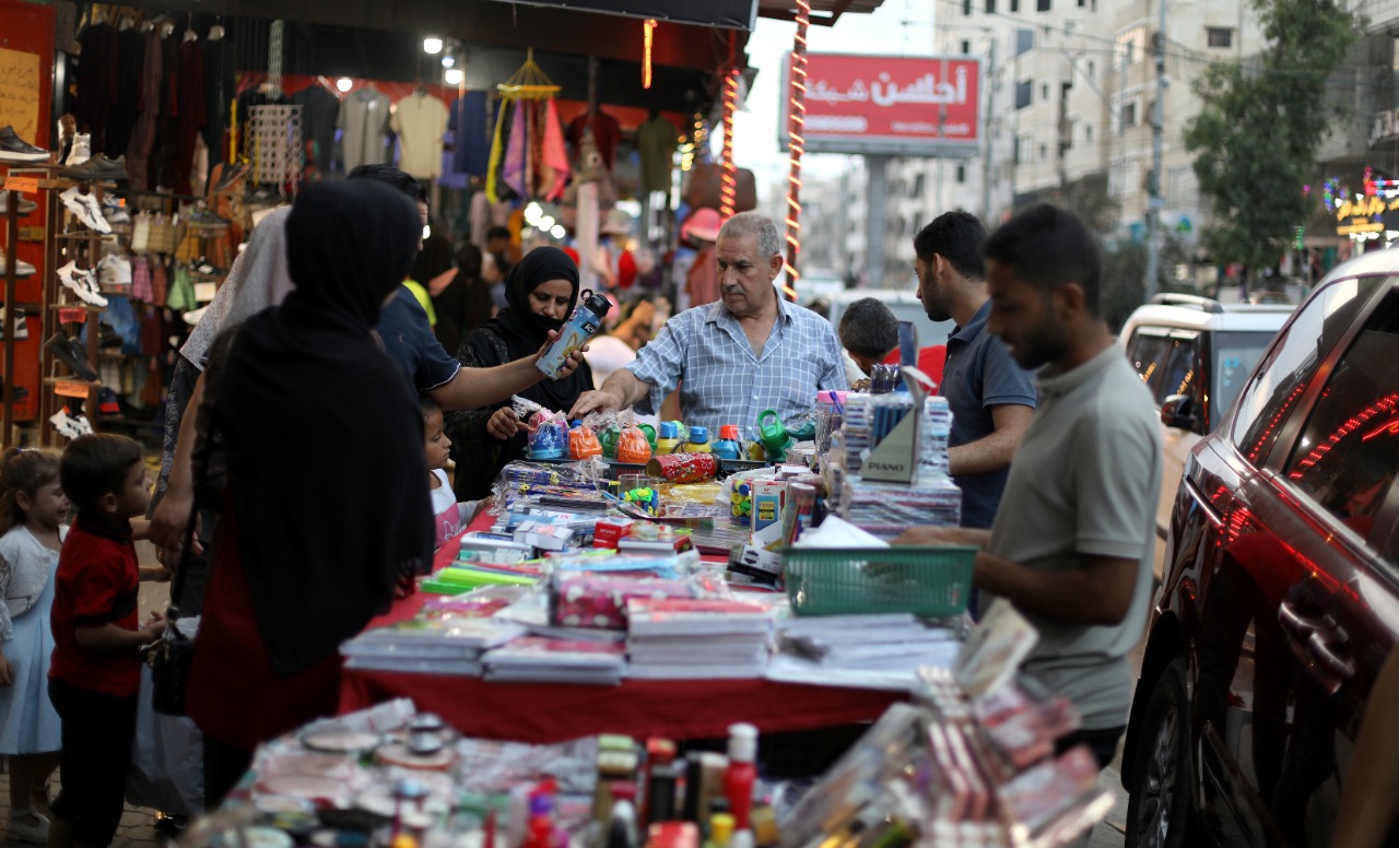 جانب من استعدادات المواطنين في غزة لبدء العام الدراسي الجديد
