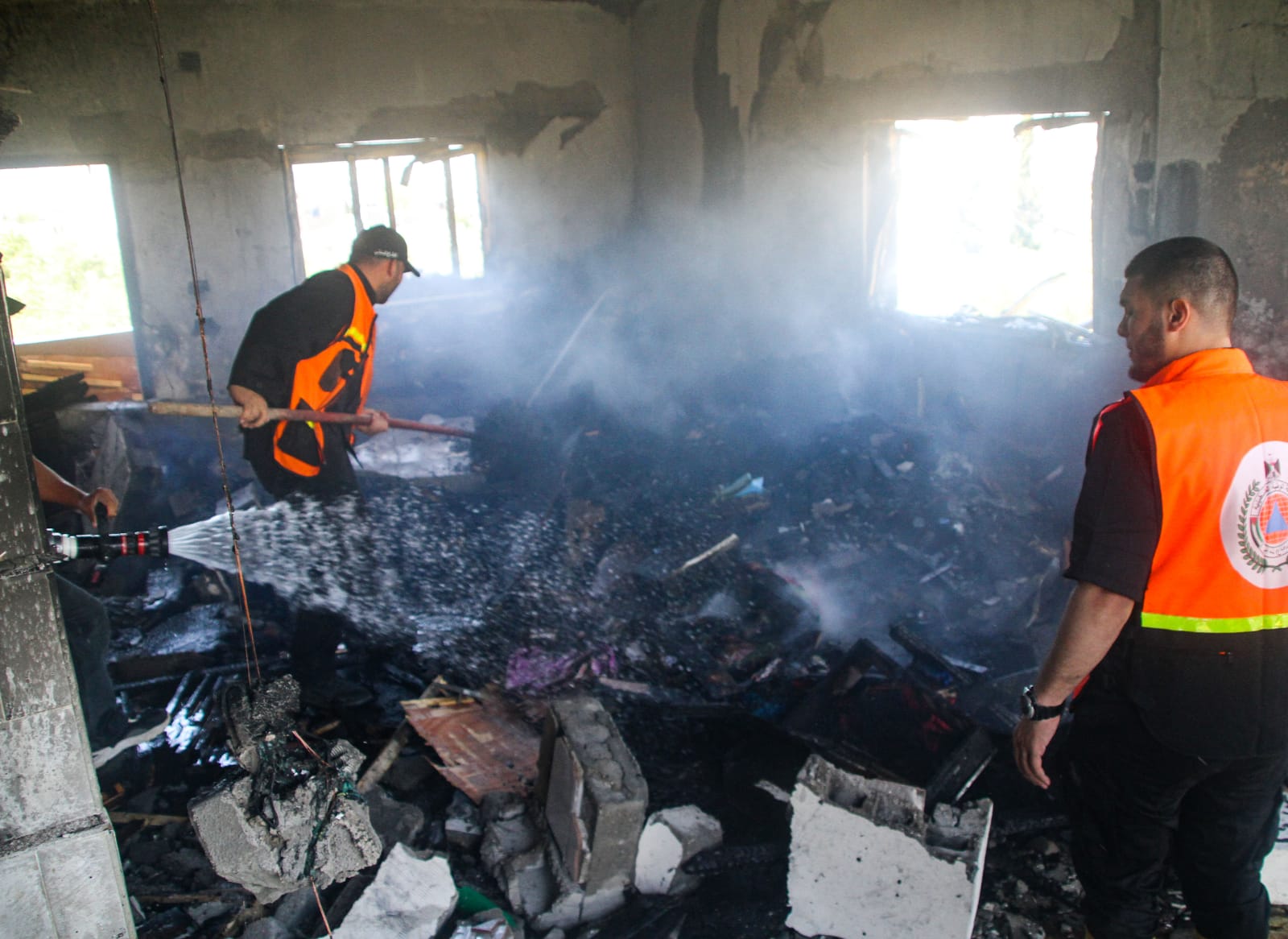 الدفاع المدني يُتابع آثار العدوان الإسرائيلي