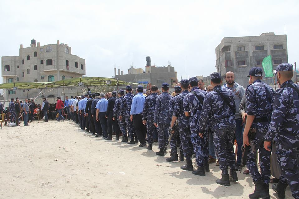 قيادة "الداخلية" تقدم واجب العزاء لذوي شهداء المقاومة بالمحافظة الوسطى