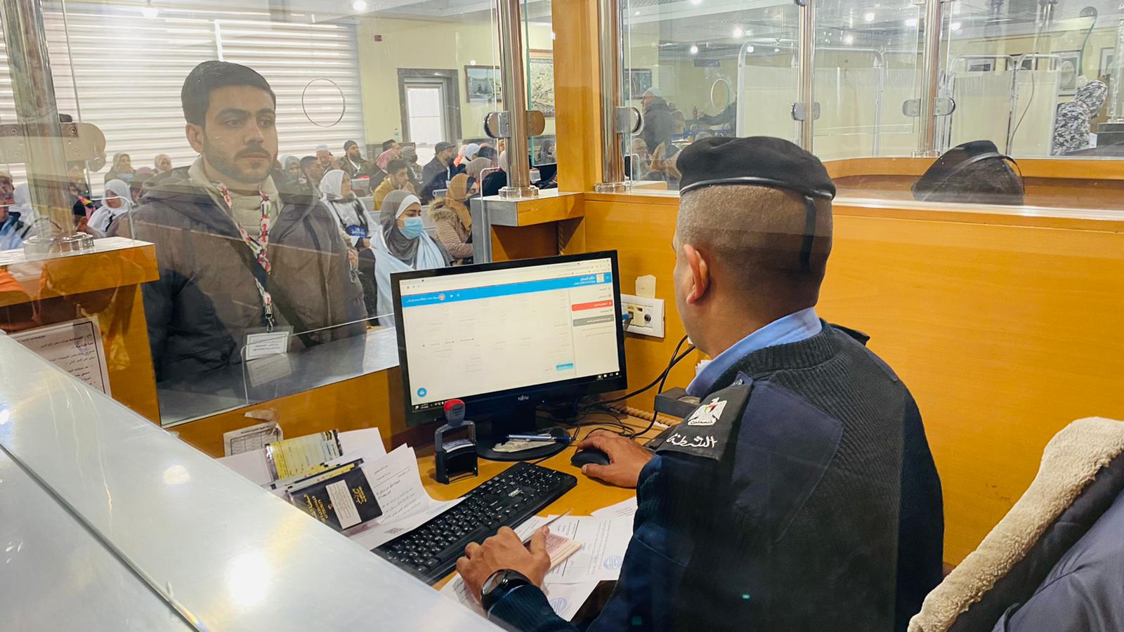 أطقم "المعابر" تُسهل مغادرة الفوج الأول من المعتمرين عبر معبر رفح 