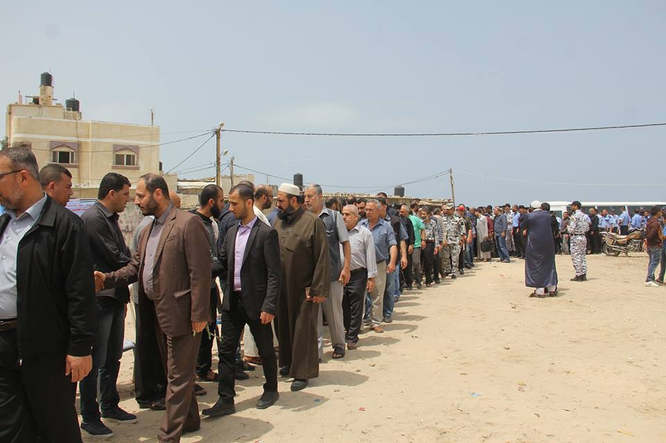 قيادة "الداخلية" تقدم واجب العزاء لذوي شهداء المقاومة بالمحافظة الوسطى