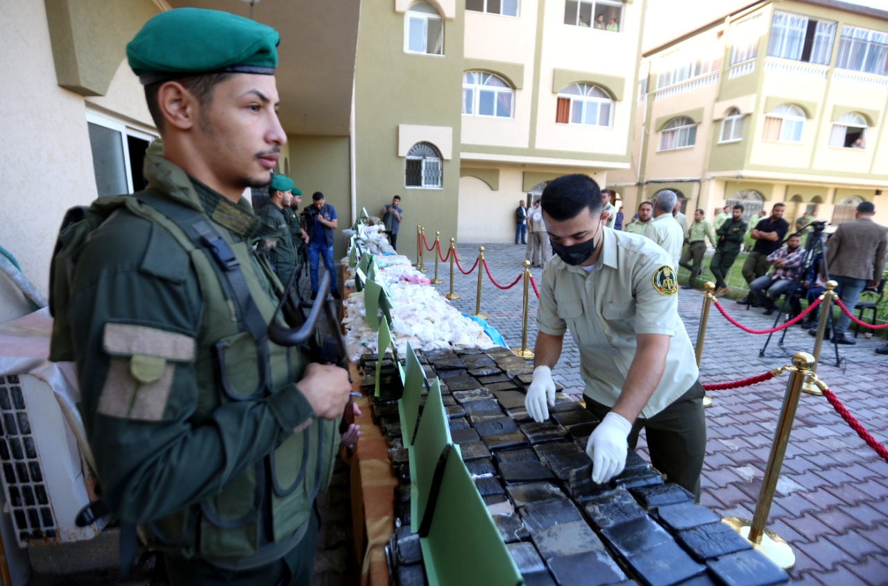 مؤتمر صحفي لإتلاف مواد مخدرة والإعلان عن أحكام قضائية بحق عدد من التجار والمروجين