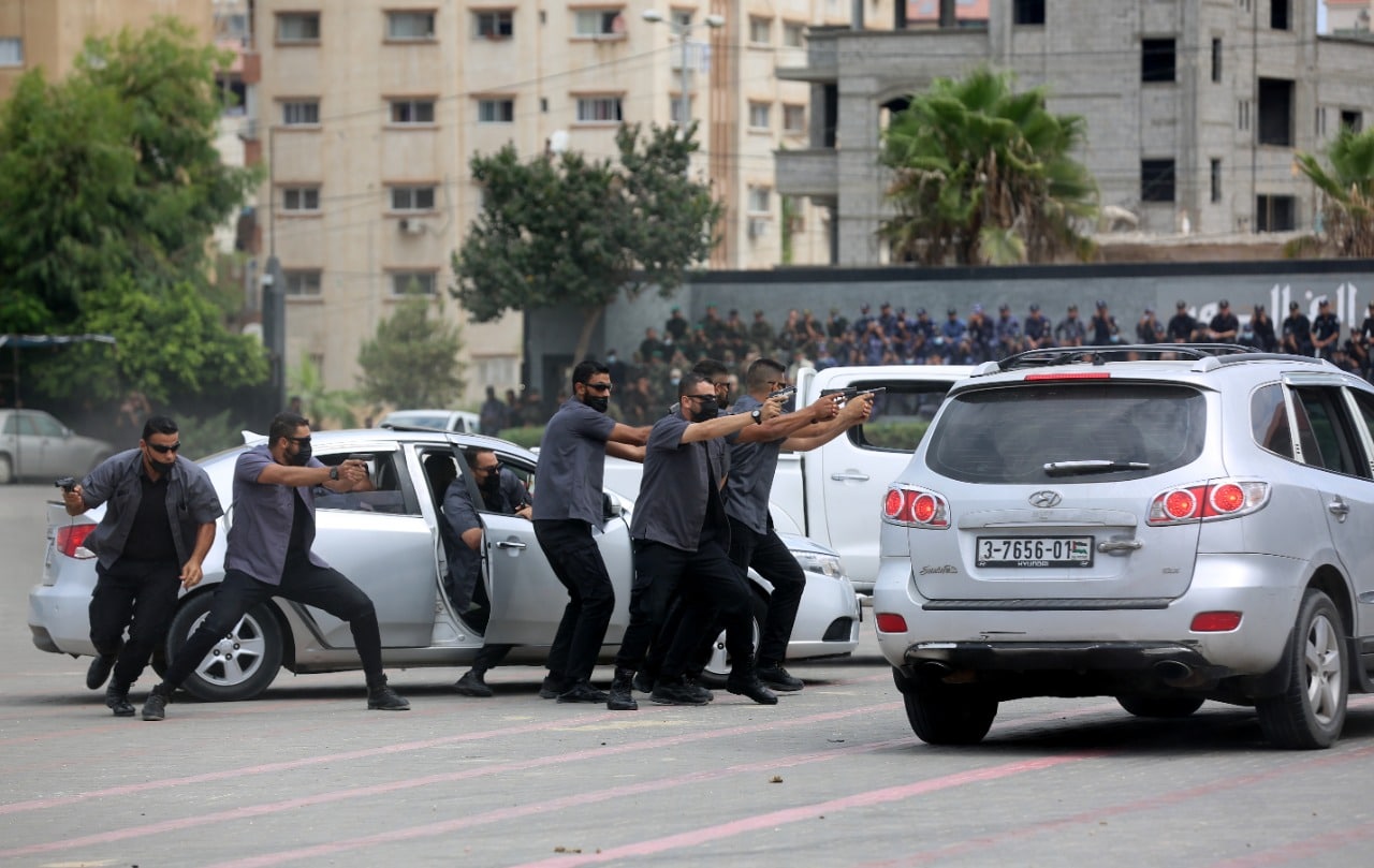 "مديرية التدريب" تُخرج دورتَي صف الضباط 27 والتأسيسية 35