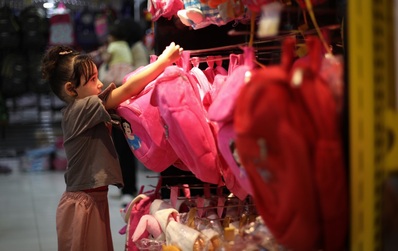 جانب من استعدادات المواطنين في غزة لبدء العام الدراسي الجديد