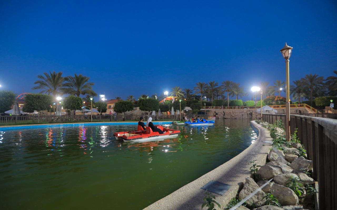 مواطنون يقضون إجازة نهاية الأسبوع في عدد من الأماكن الترفيهية بقطاع غزة