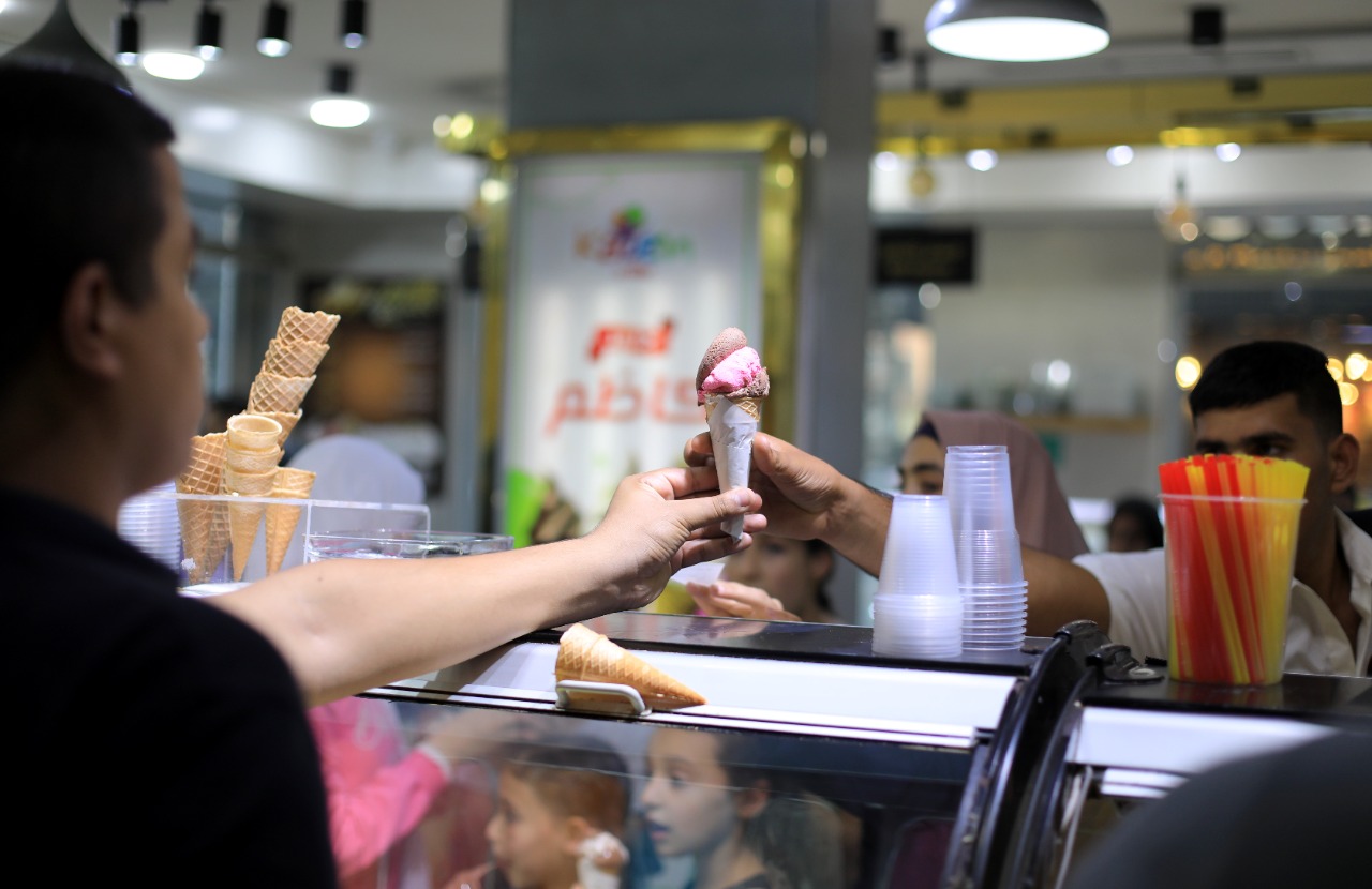 أجواء الحياة في عدد من الأماكن العامة بغزة 