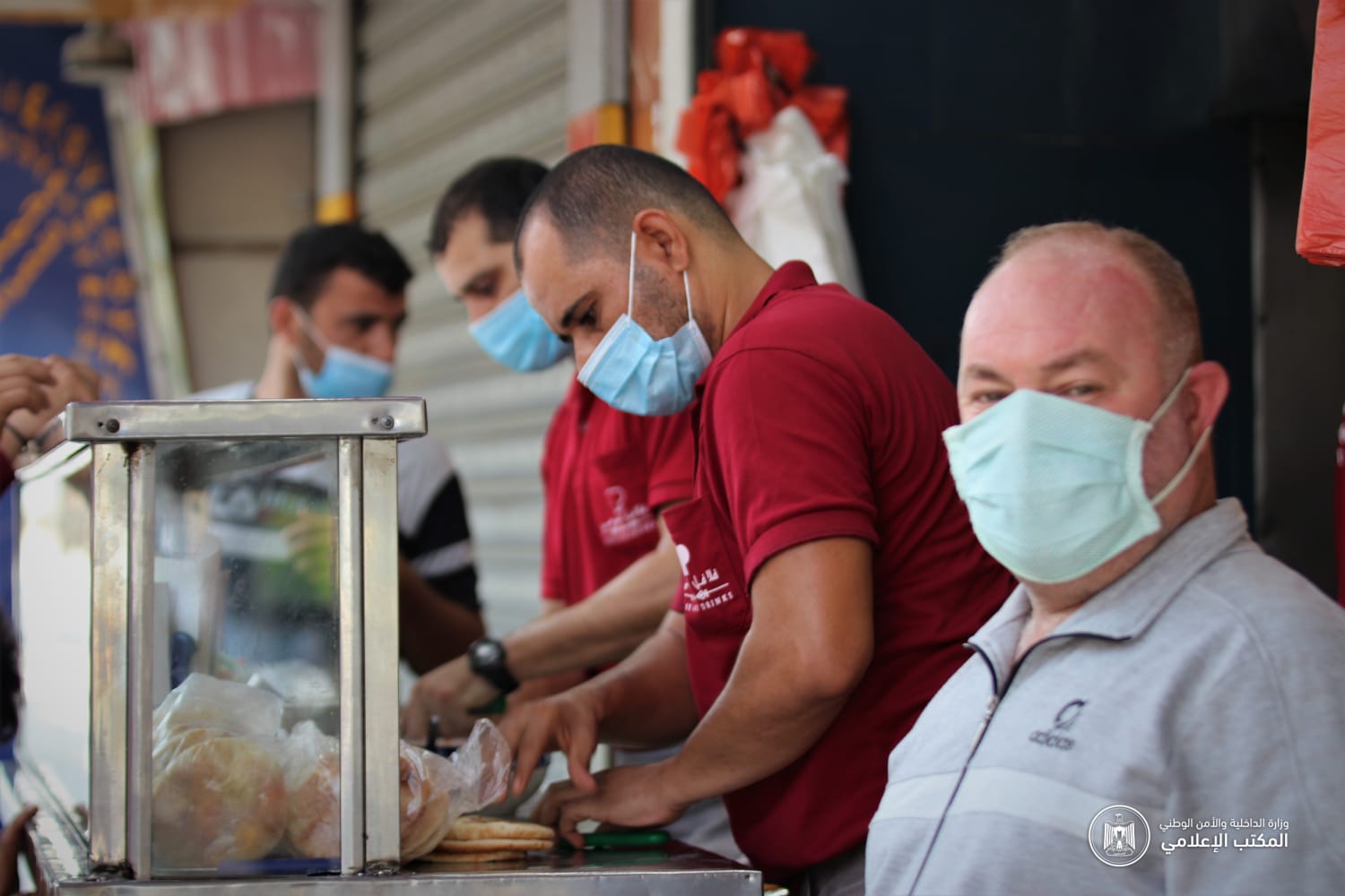 حركة المواطنين بمدينة غزة في ظل تخفيف حظر التجوال بعدد من المناطق