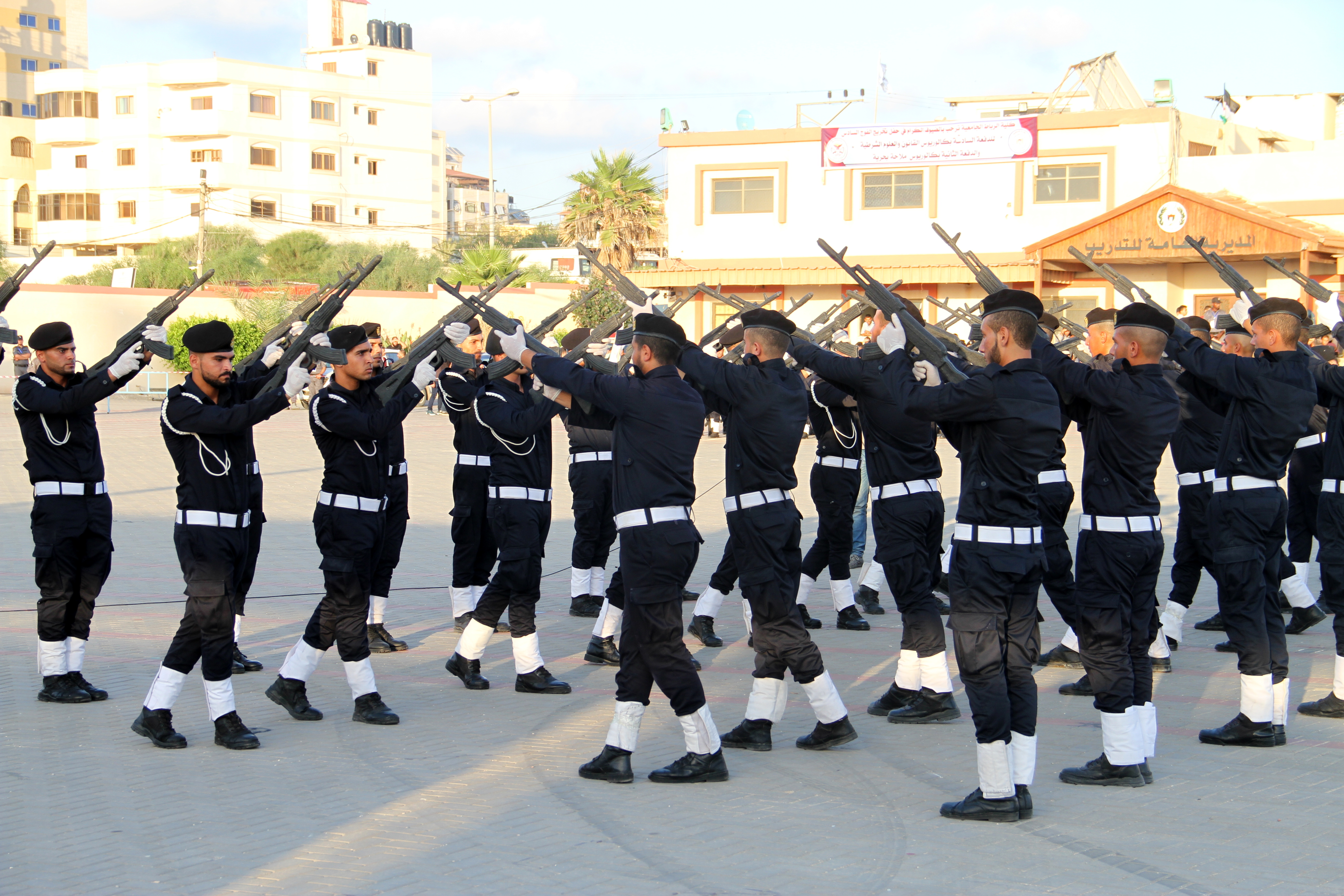 كلية الرباط تُخرّج 54 ضابطاً ضمن فوج "العودة"