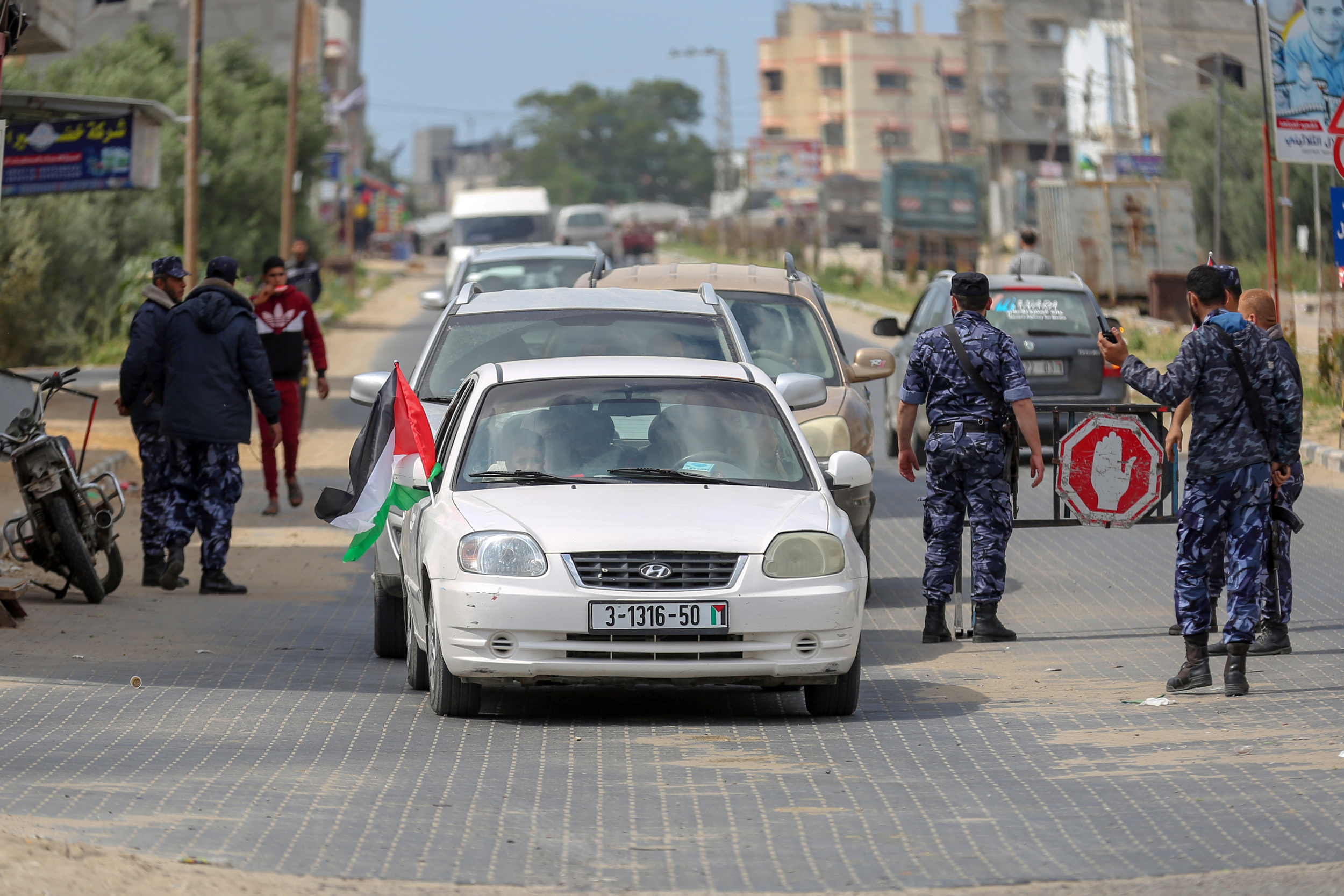 وزارة الداخلية تؤمن وتسهل حركة الجماهير في مسيرات العودة	