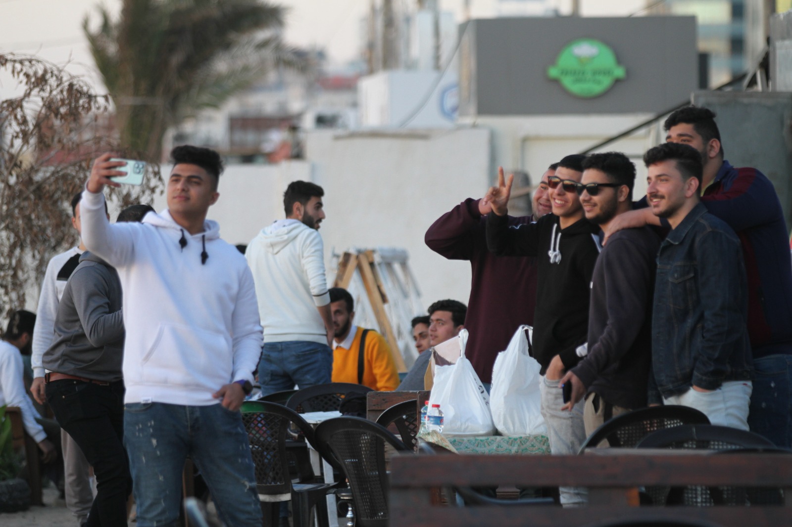 صور من الأجواء الرمضانية على ساحل مدينة غزة