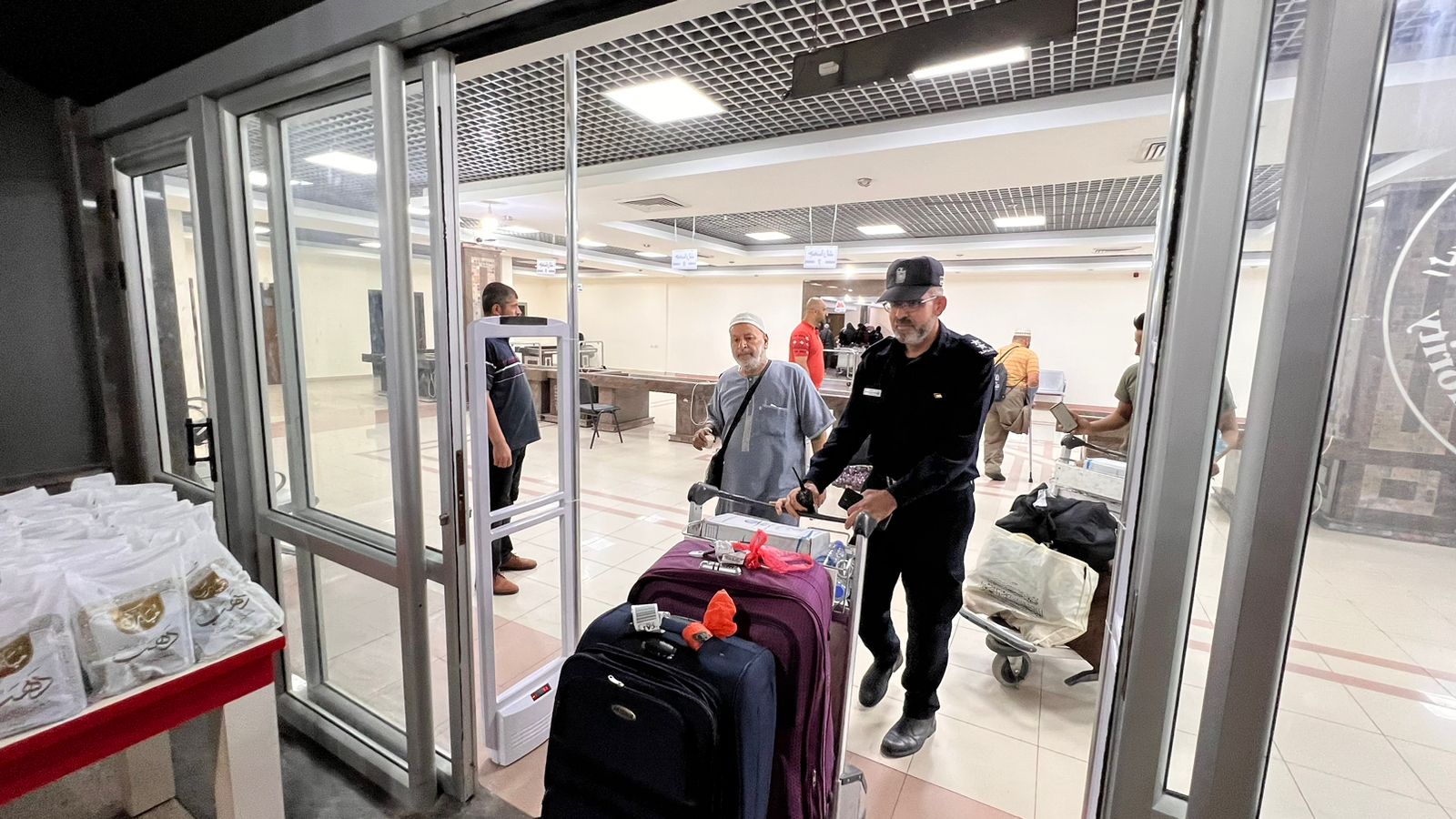 "أطقم المعابر" و"أجهزة الداخلية" تسهل وصول مكرمة الحجاج عبر معبر رفح