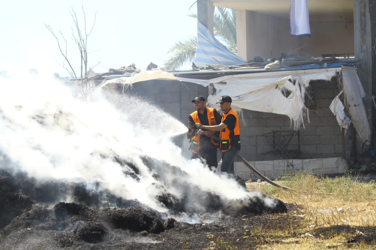 الدفاع المدني يُتابع آثار العدوان الإسرائيلي