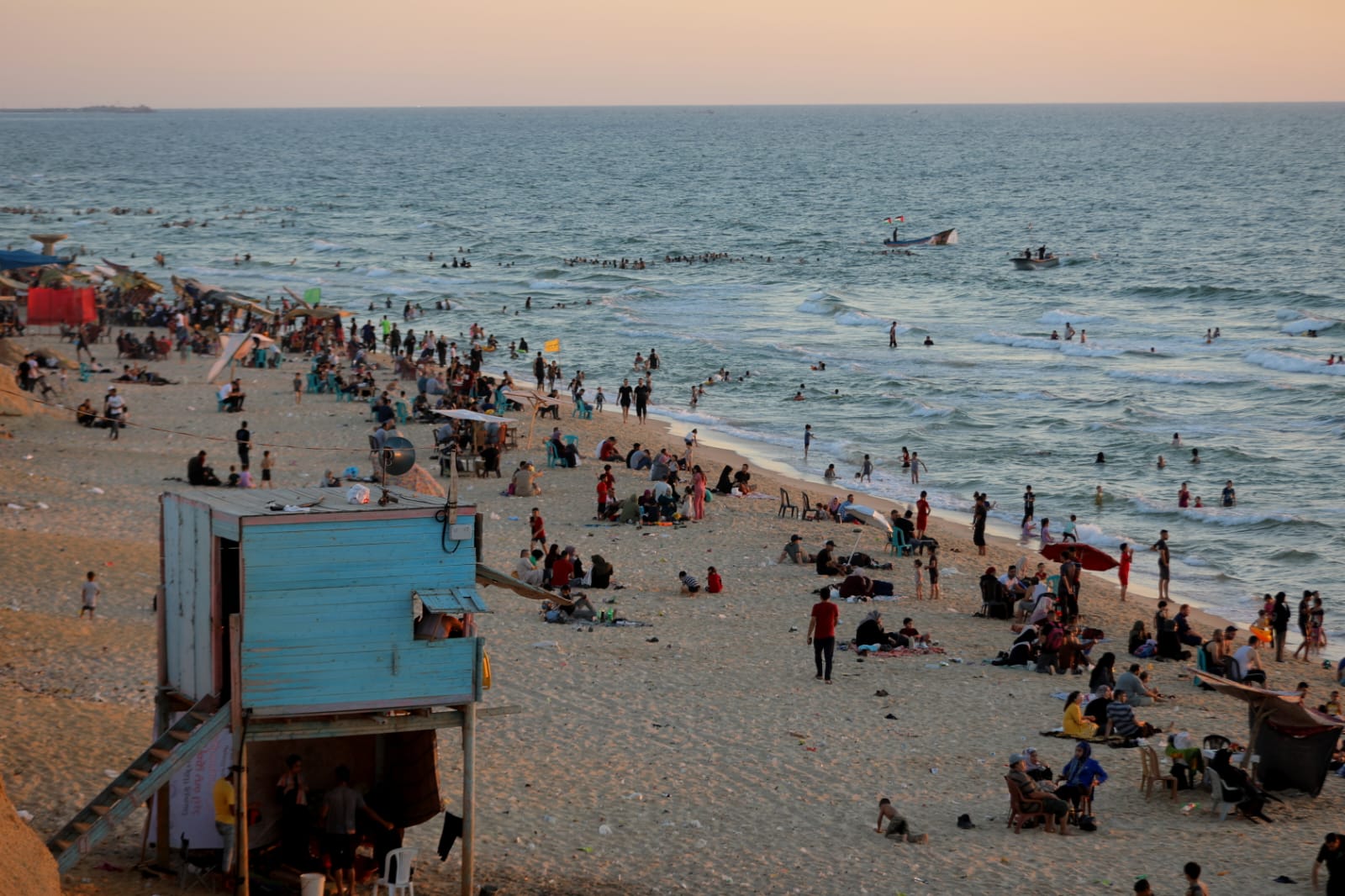 أجواء اصطياف المواطنين في غزة على شاطئ البحر والشريط الساحلي في ظل ارتفاع درجات الحرارة.