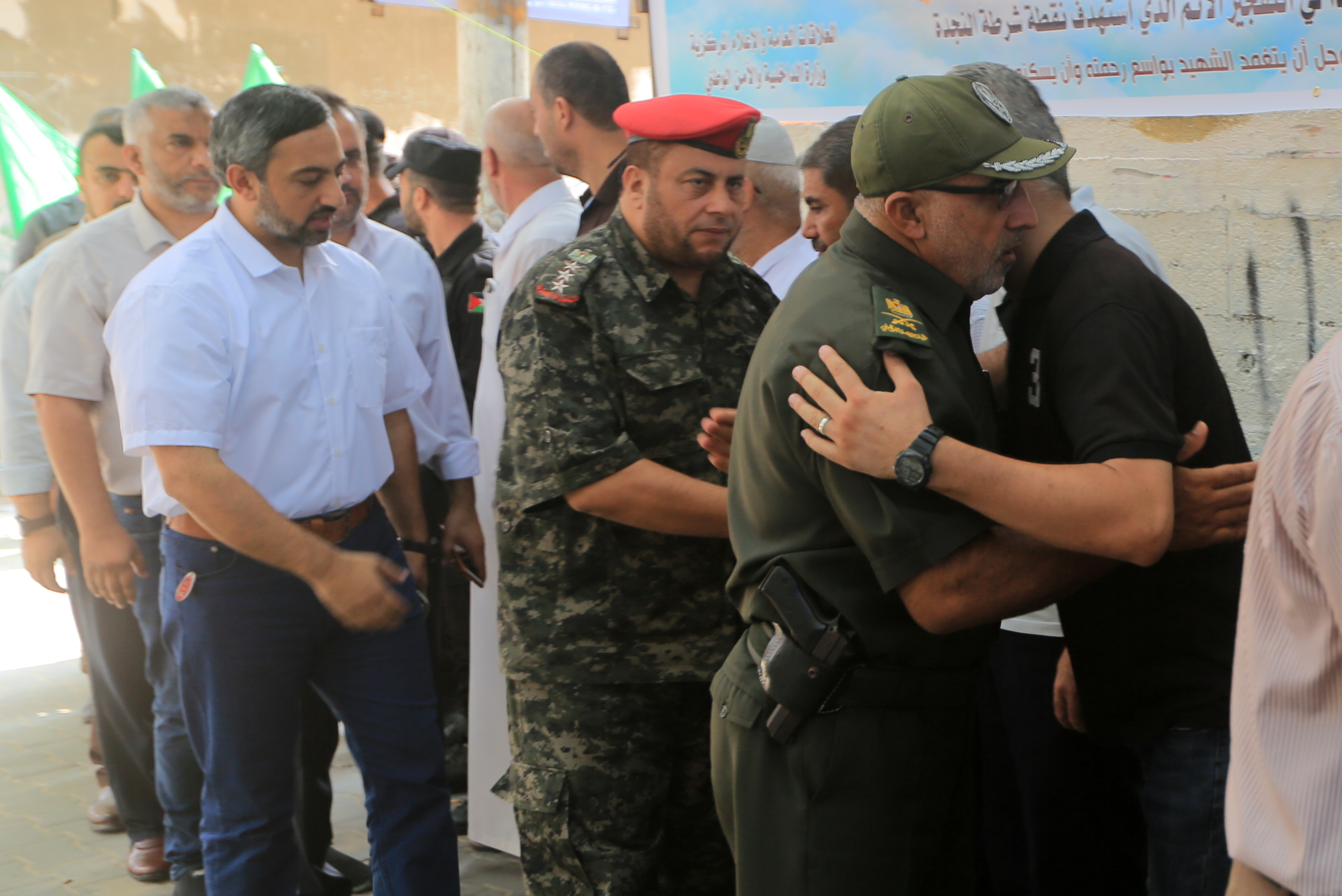 قيادة الداخلية تُقدم العزاء لذوي شهداء الواجب الثلاثة