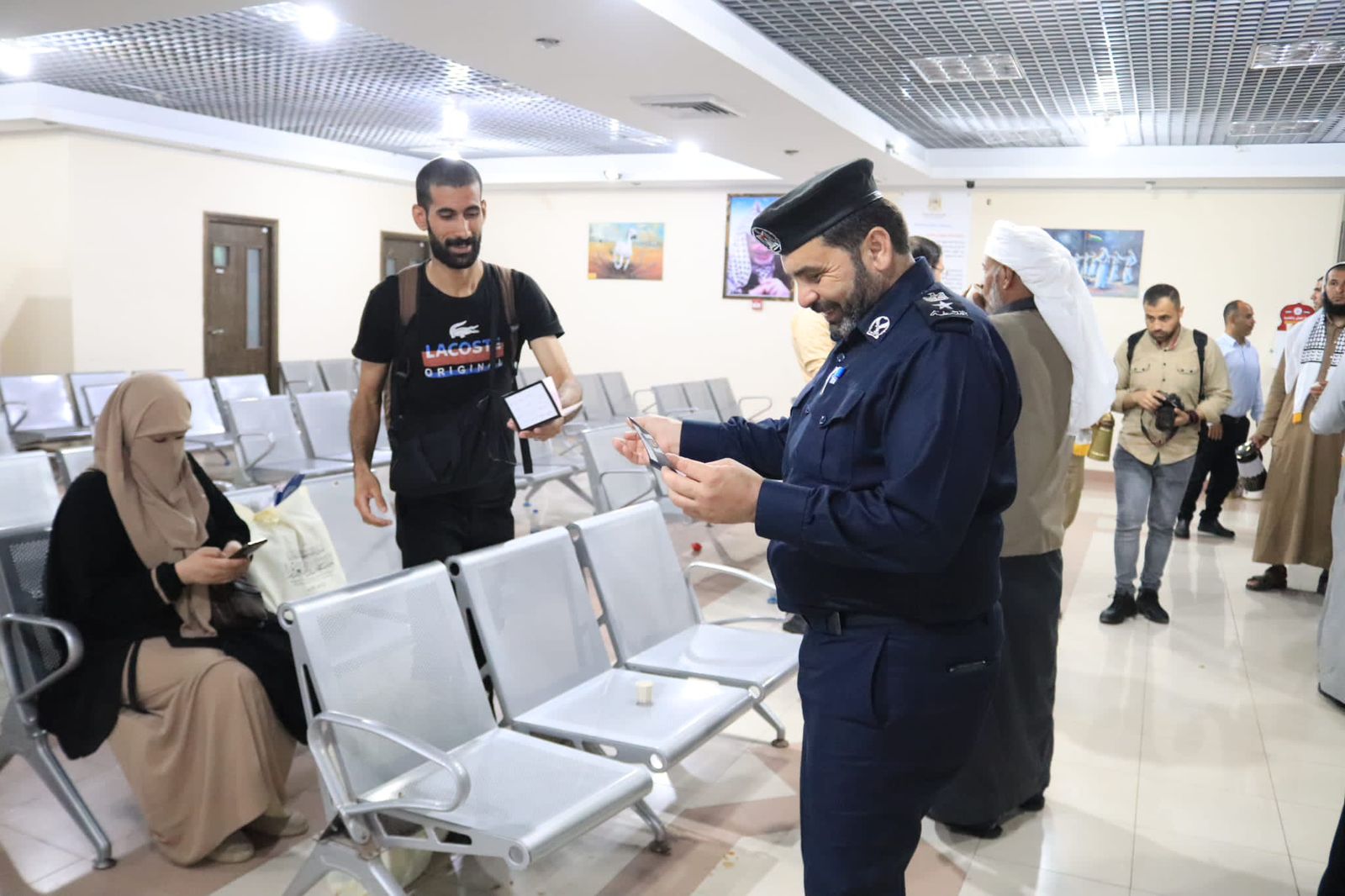 "أطقم المعابر" و"أجهزة الداخلية" تسهل وصول مكرمة الحجاج عبر معبر رفح