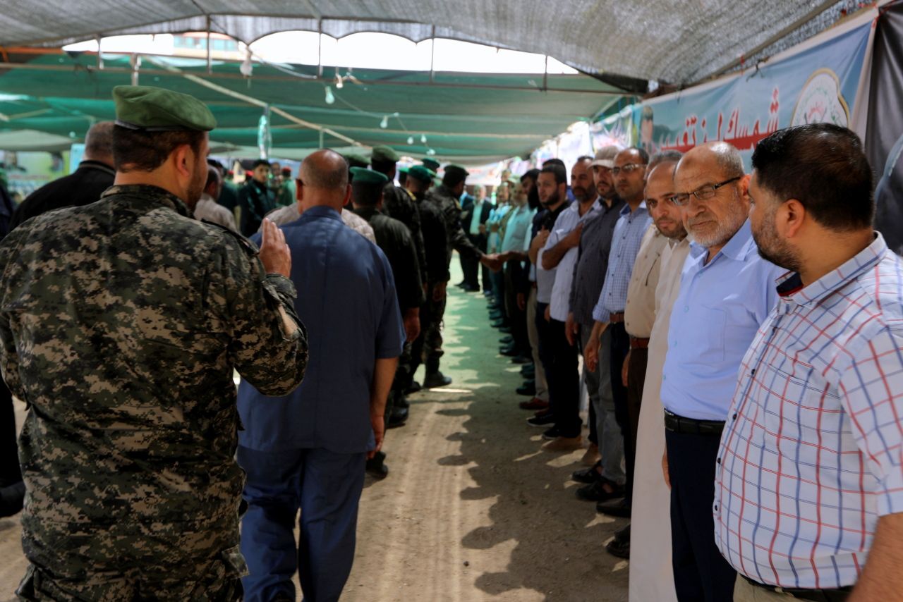 وفد حكومي رفيع يُقدم واجب العزاء بوفاة الراحل "شلّح"