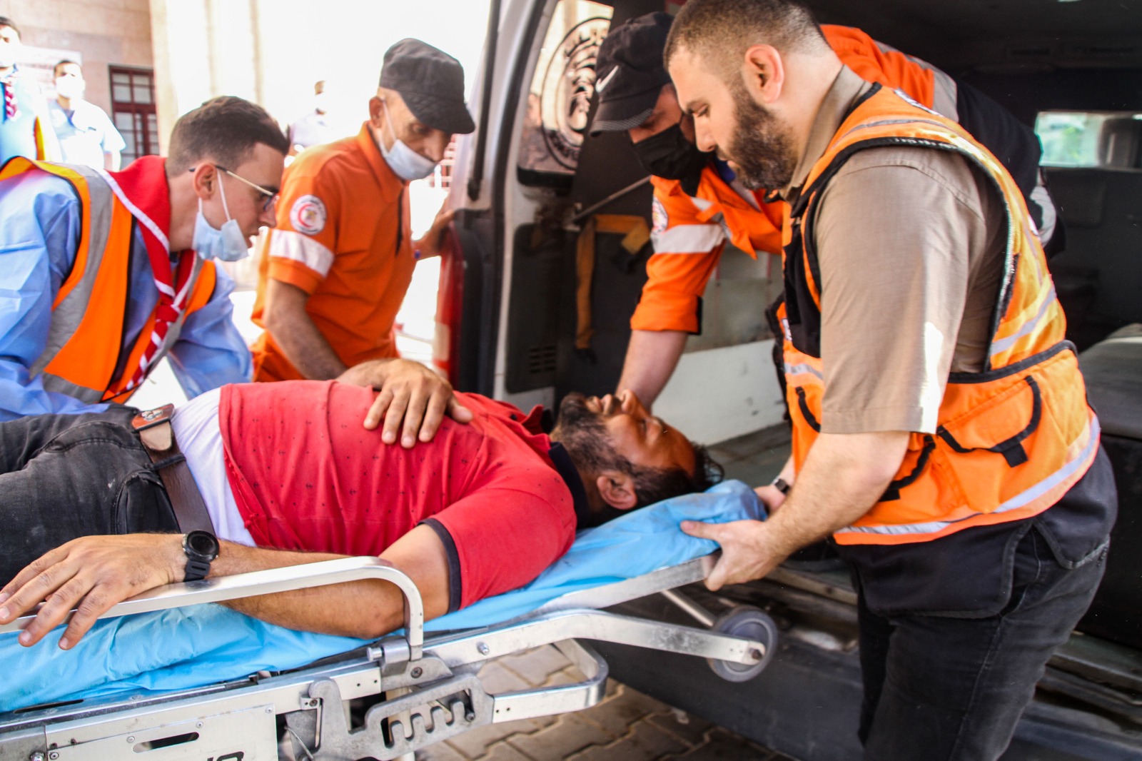 الدفاع المدني يُتابع آثار العدوان الإسرائيلي