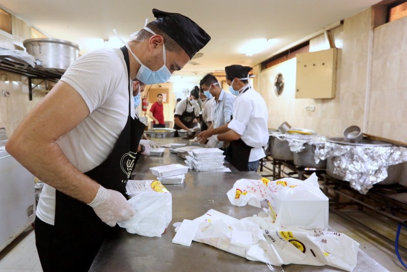 خدمة المستضافين بمراكز الحجر الصحي وتقديم الإفطار لهم في أول أيام شهر رمضان المبارك