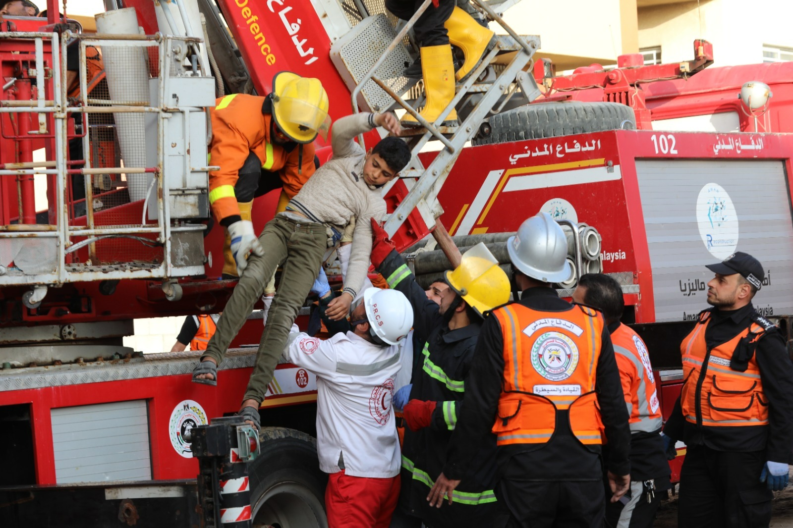 "الدفاع المدني" يعلن تجهيز مَركبة إطفاء محلياً بدعم ماليزي ويُنفّذ مناورة تدريبية بمناسبة اليوم العالمي