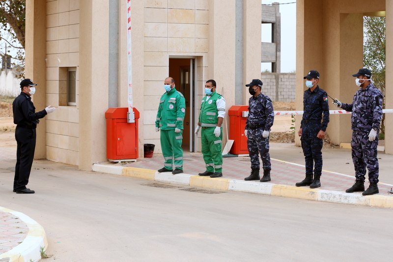 خدمة المستضافين بمراكز الحجر الصحي وتقديم الإفطار لهم في أول أيام شهر رمضان المبارك