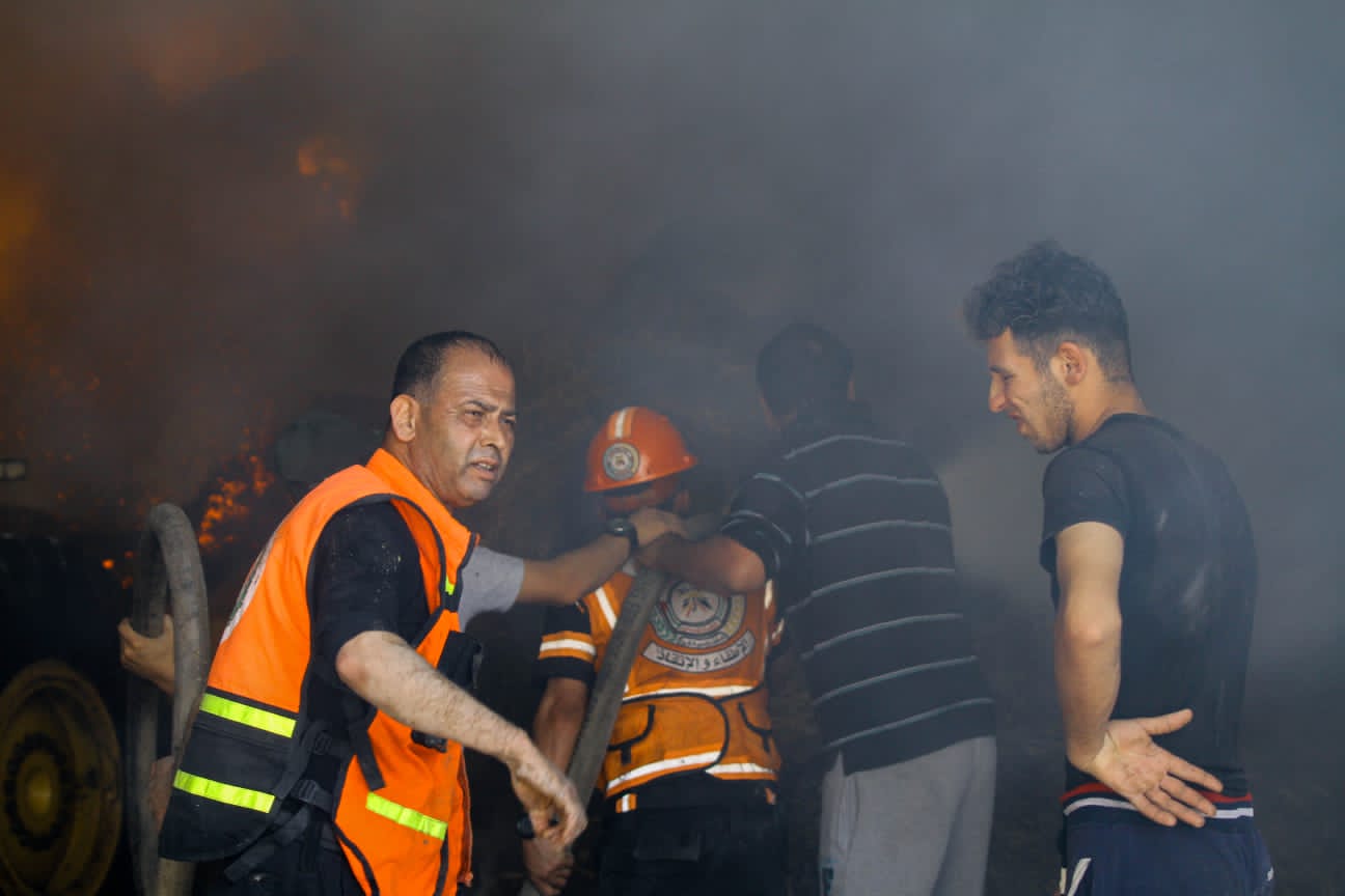 الدفاع المدني يُتابع آثار العدوان الإسرائيلي