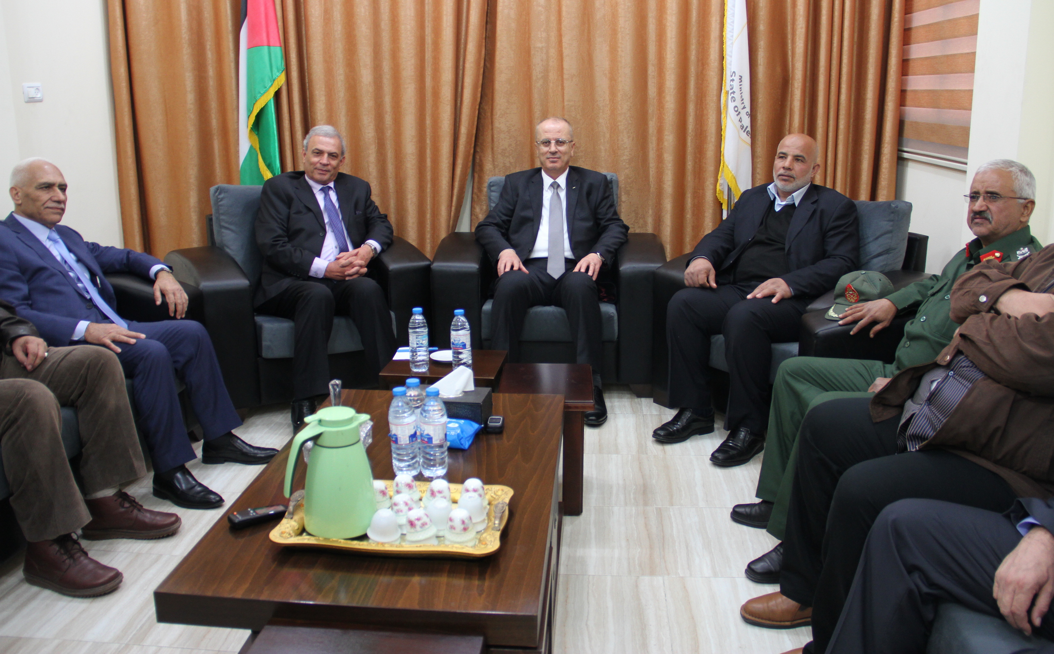 بالصور.. إجتماع رئيس الوزارء بقيادة وزارة الداخلية في غزة