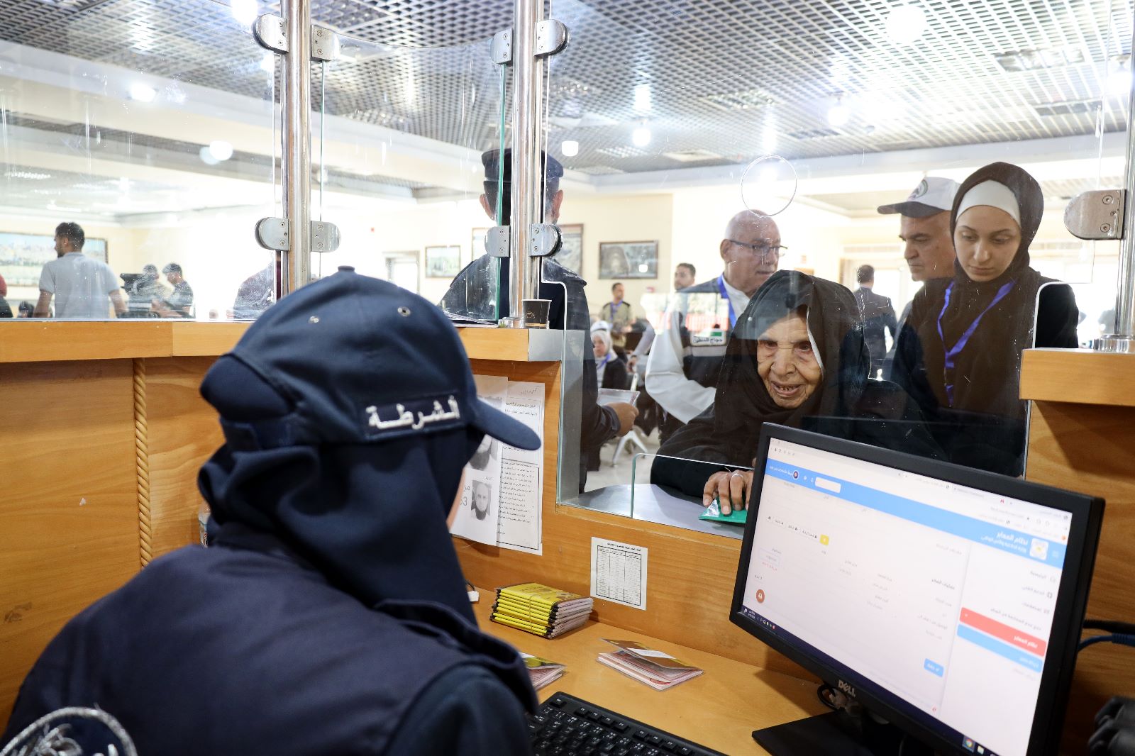 أطقم "المعابر" و"أجهزة الداخلية" تسهل مغادرة حجاج بيت الله عبر معبر رفح