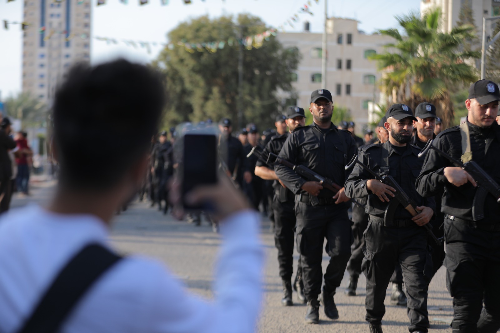 "الداخلية" تُنظم مسيراً عسكرياً تكريماً لشهداء الأجهزة الأمنية بالضفة