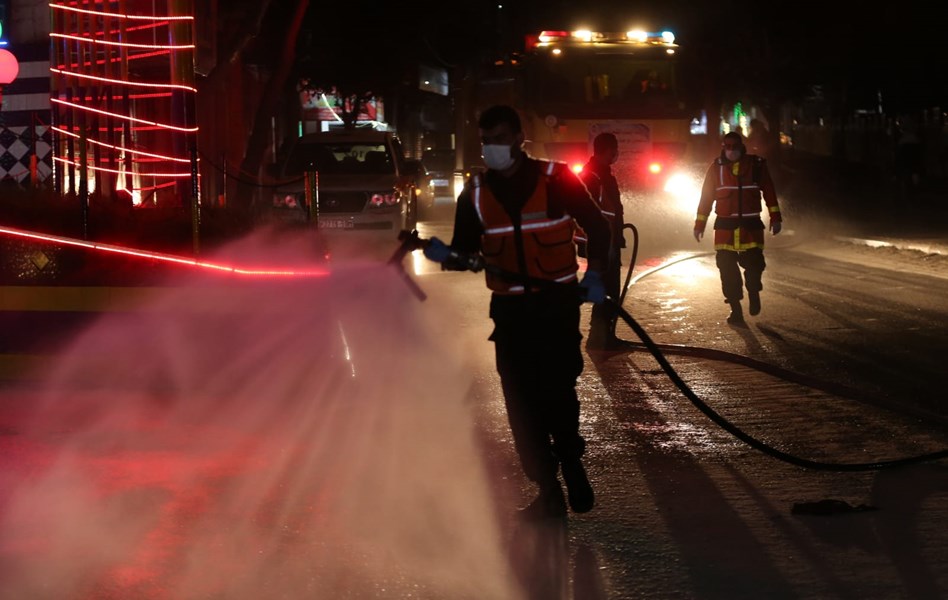 الدفاع المدني يُشارك في مبادرات للتعقيم بمحافظات القطاع لمكافحة جائحة كورونا