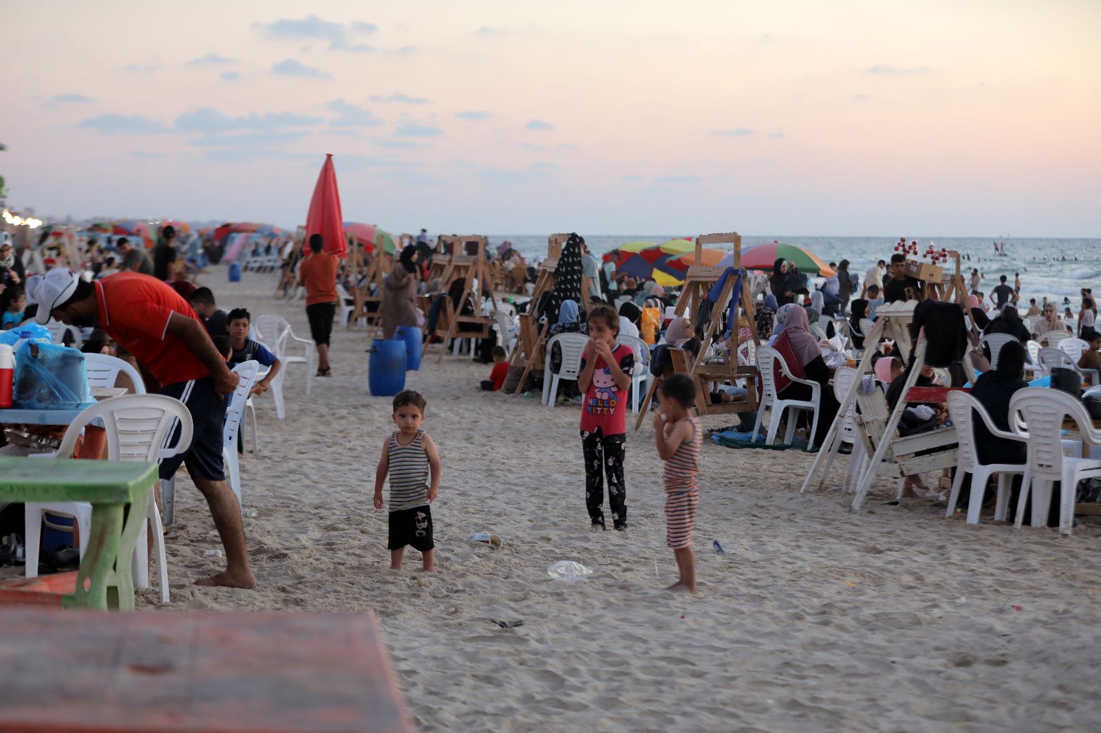 أجواء اصطياف المواطنين في غزة على شاطئ البحر والشريط الساحلي وعمل أجهزة وزارة الداخلية في تهيئة الأجواء الملائمة