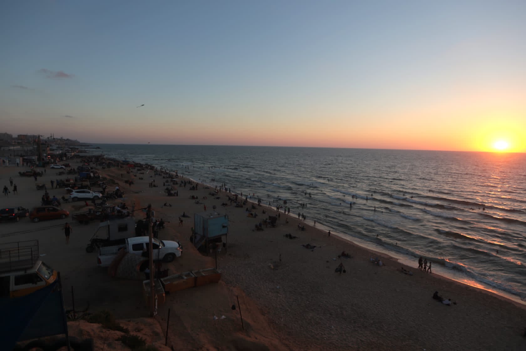 أجواء اصطياف المواطنين في غزة على شاطئ البحر والشريط الساحلي في ظل ارتفاع درجات الحرارة.