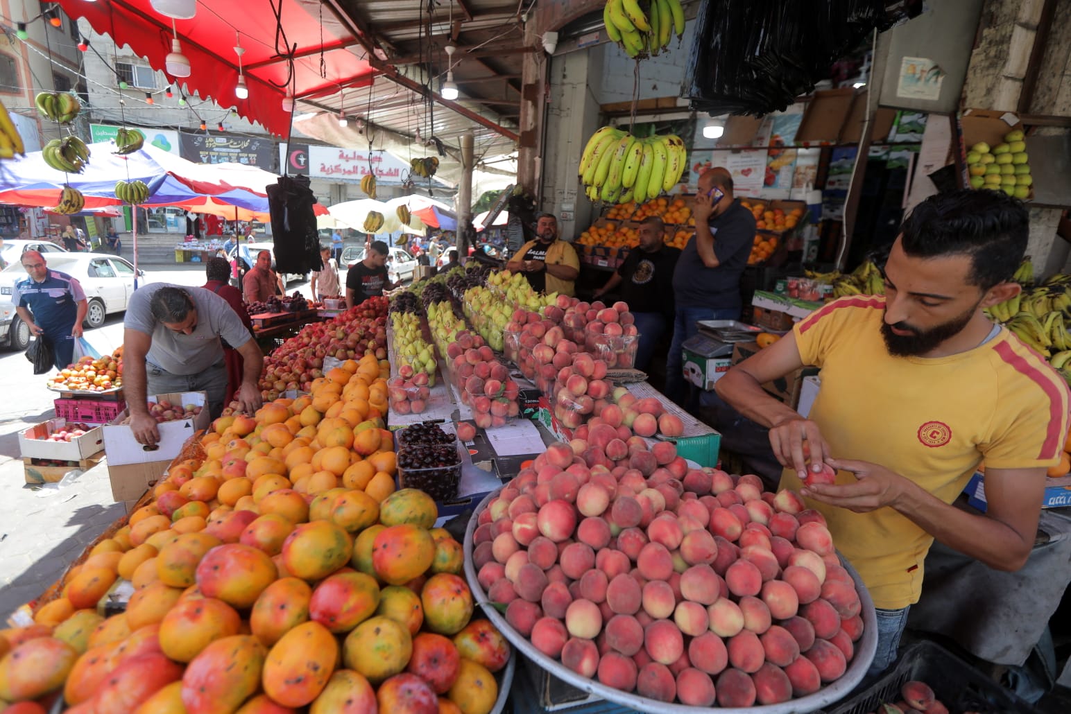 أجواء الحياة العامة في الأسواق والأماكن الحيوية بغزة