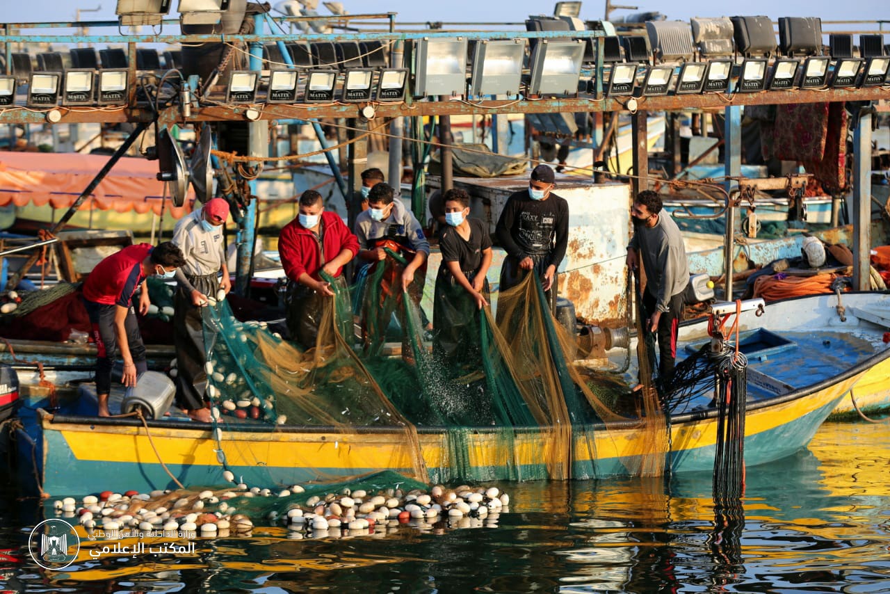 الشرطة البحرية تتابع التزام الصيادين بضوابط مزاولة الصيد في بحر غزة